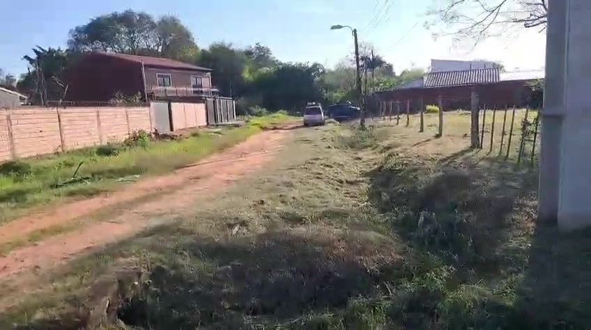 Fotograma del video con la calle de tierra y el entorno de la esquina en Limpio