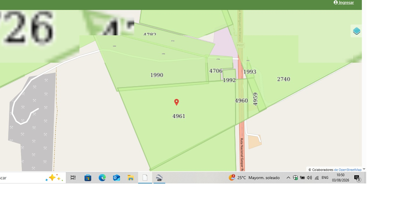 Captura cartográfica suministrada con parcelas numeradas, un marcador y atribución a OpenStreetMap